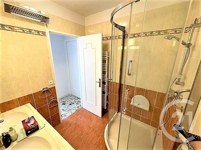 Afficher la photo en grand Appartement F3 à vendre - 3 pièces - 70.66 m2 - ROQUEBRUNE CAP MARTIN - 06 - PROVENCE-ALPES-COTE-D-AZUR - Century 21 Agence Molière