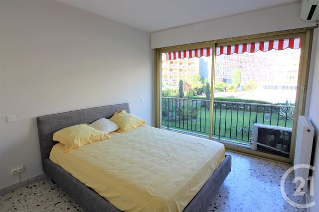 Afficher la photo en grand Appartement F3 à vendre - 3 pièces - 70.66 m2 - ROQUEBRUNE CAP MARTIN - 06 - PROVENCE-ALPES-COTE-D-AZUR - Century 21 Agence Molière