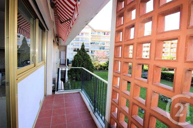 Afficher la photo en grand Appartement F3 à vendre - 3 pièces - 70.66 m2 - ROQUEBRUNE CAP MARTIN - 06 - PROVENCE-ALPES-COTE-D-AZUR - Century 21 Agence Molière