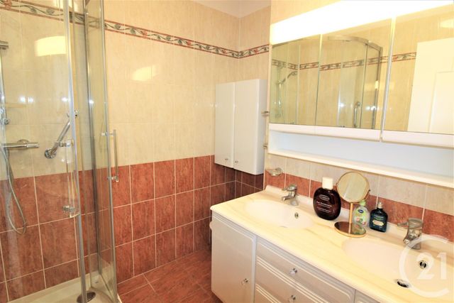 Afficher la photo en grand Appartement F3 à vendre - 3 pièces - 70.66 m2 - ROQUEBRUNE CAP MARTIN - 06 - PROVENCE-ALPES-COTE-D-AZUR - Century 21 Agence Molière