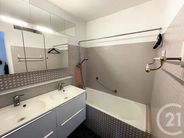 Afficher la photo en grand Appartement F2 à vendre - 2 pièces - 41.0 m2 - ROQUEBRUNE CAP MARTIN - 06 - PROVENCE-ALPES-COTE-D-AZUR - Century 21 Agence Molière