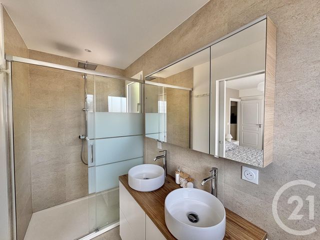 Afficher la photo en grand Appartement F3 à louer - 3 pièces - 99.91 m2 - ROQUEBRUNE CAP MARTIN - 06 - PROVENCE-ALPES-COTE-D-AZUR - Century 21 Agence Molière