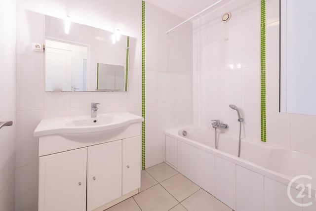 Appartement F3 à louer - 3 pièces - 70.36 m2 - ROQUEBRUNE CAP MARTIN - 06 - PROVENCE-ALPES-COTE-D-AZUR - Century 21 Agence Molière