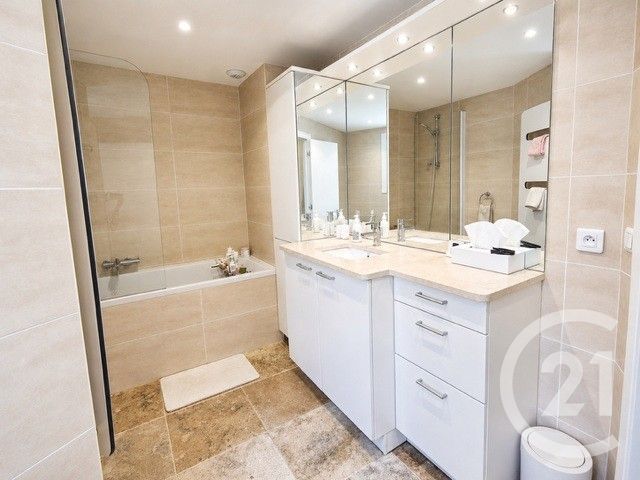 Appartement F3 à vendre - 3 pièces - 95.0 m2 - ROQUEBRUNE CAP MARTIN - 06 - PROVENCE-ALPES-COTE-D-AZUR - Century 21 Agence Molière