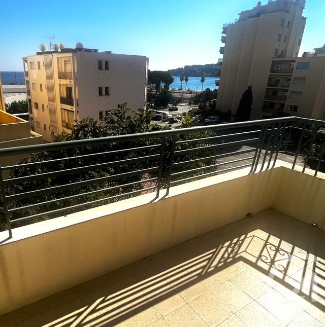 Afficher la photo en grand Appartement F3 à vendre - 3 pièces - 52.64 m2 - ROQUEBRUNE CAP MARTIN - 06 - PROVENCE-ALPES-COTE-D-AZUR - Century 21 Agence Molière