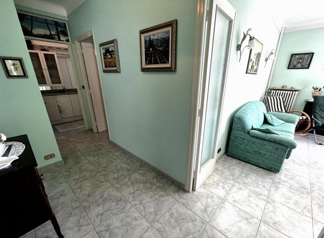 Afficher la photo en grand Appartement F3 à vendre - 3 pièces - 52.64 m2 - ROQUEBRUNE CAP MARTIN - 06 - PROVENCE-ALPES-COTE-D-AZUR - Century 21 Agence Molière